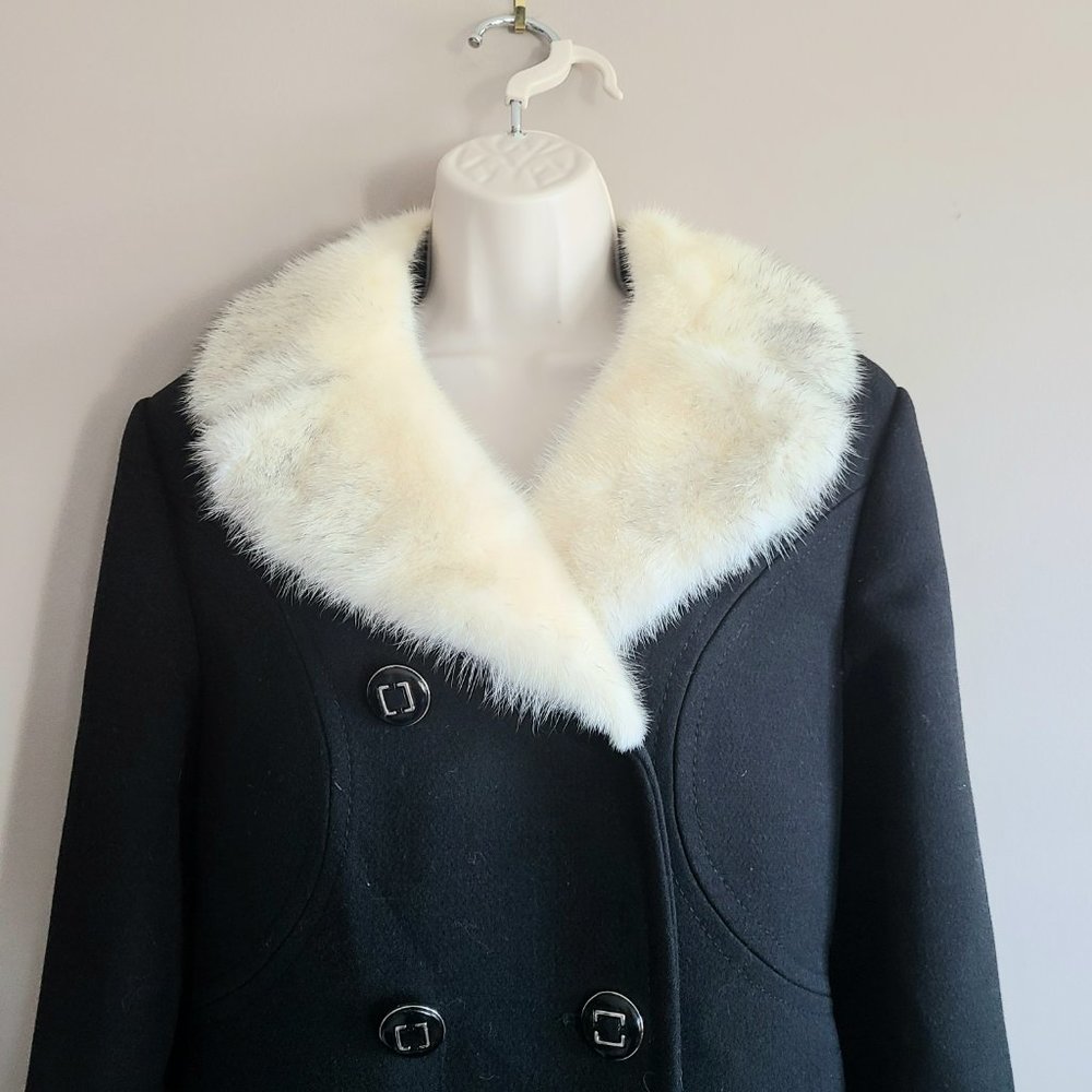 Classic style pure virgin wool black coat with white mink collar. - Picture 2 of 14